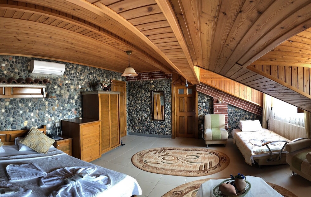 Comfort Quadruple Room, 1 Bedroom, Smoking, Courtyard View