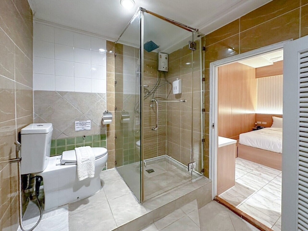 Deluxe Double Room, No Window, Non-Smoking photo 3