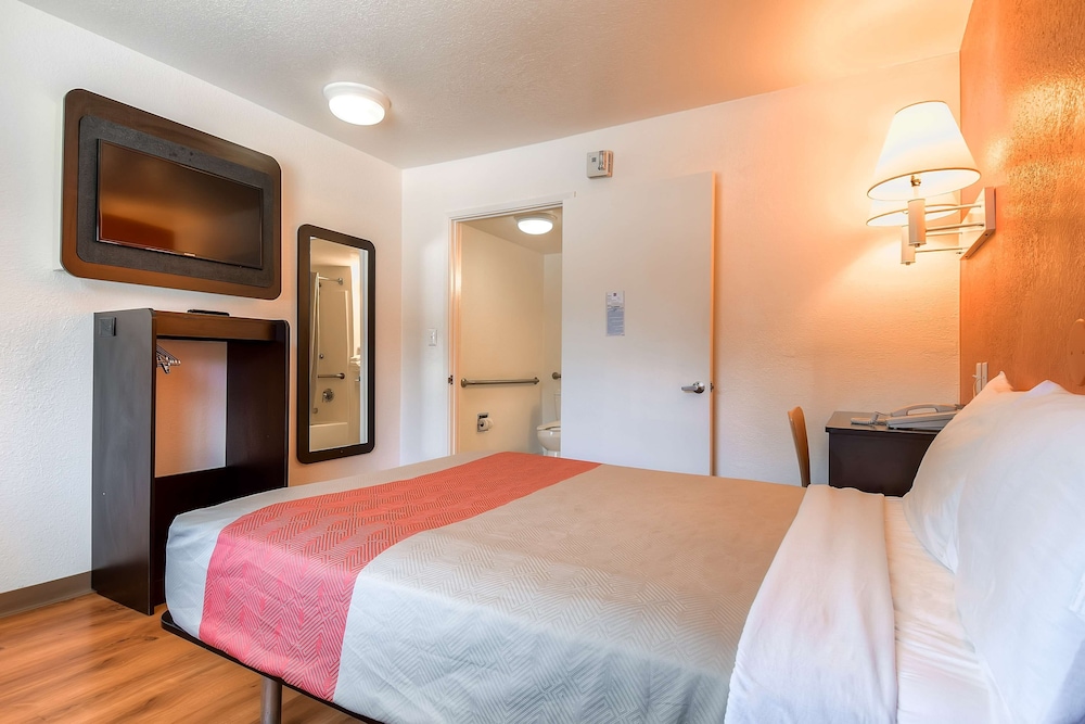 Standard Room, 1 Queen Bed, Non Smoking, Refrigerator photo 2
