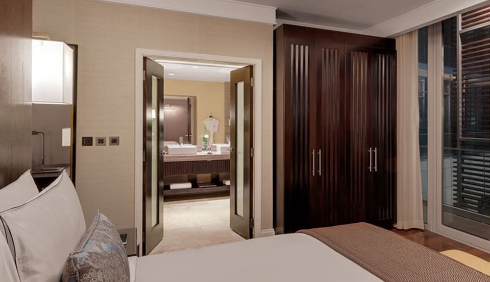 Junior Suite (Pool View) thumbnail 6