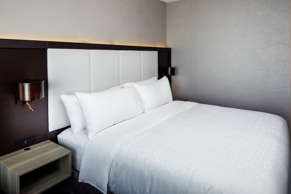 Standard Room, 1 King Bed, Accessible Bathtub, Non Smoking (Communications, Mobility) - Photo 4
