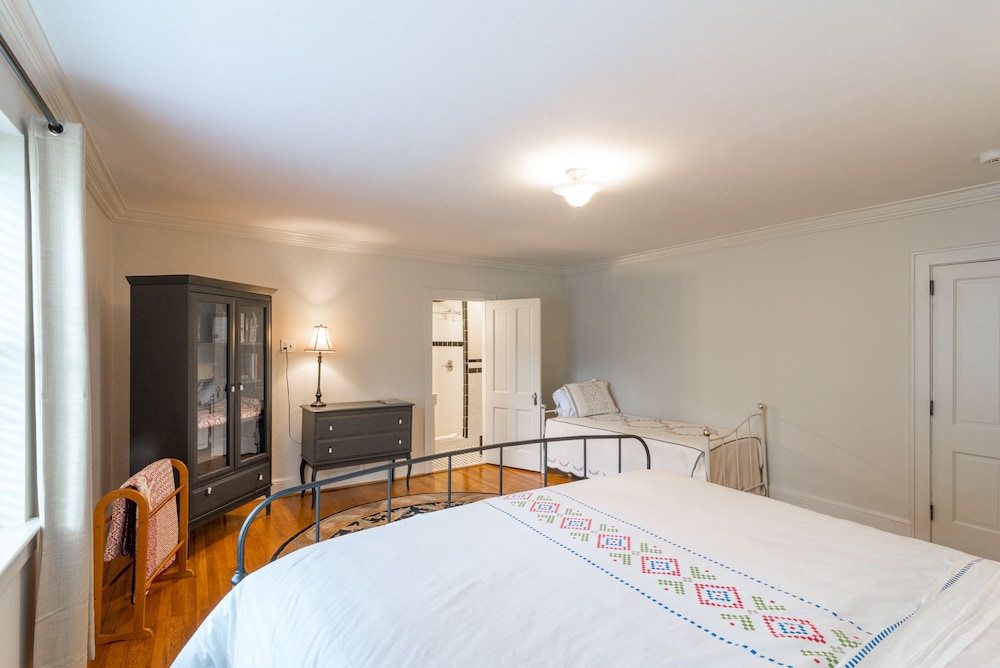 1937 Family Room with Trundle Bed photo 3