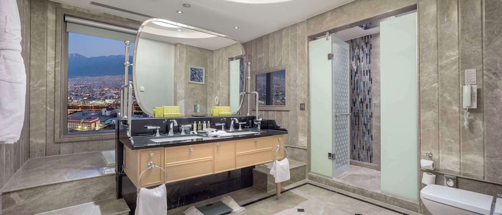 Executive Suite, 1 King Bed, Club Lounge Access