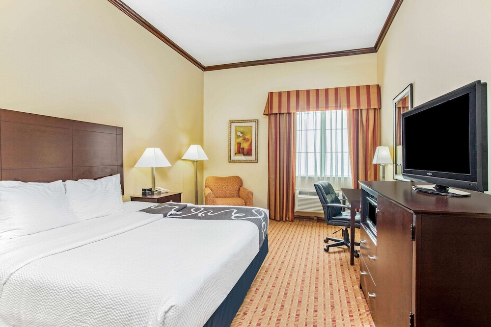 Deluxe Room, 1 King Bed, Accessible, Smoking (Mobility/Hearing, Tub w/ Grab Bars) photo 1