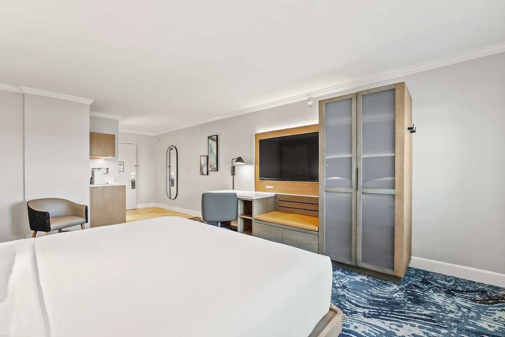 Available room thumbnail 6