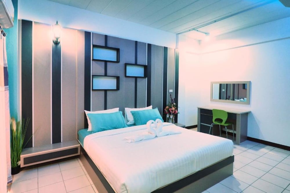 Deluxe Room, 1 King Bed - Photo 8
