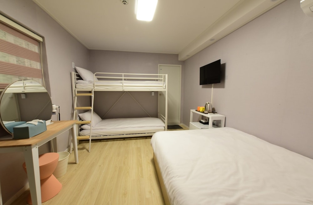 Quadruple Room - Photo 8