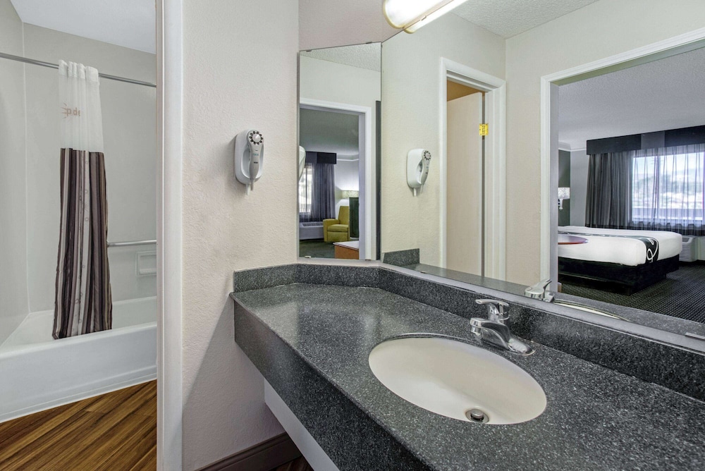 Deluxe Suite, 1 Bedroom, Non Smoking (1 King Bed) - Photo 5