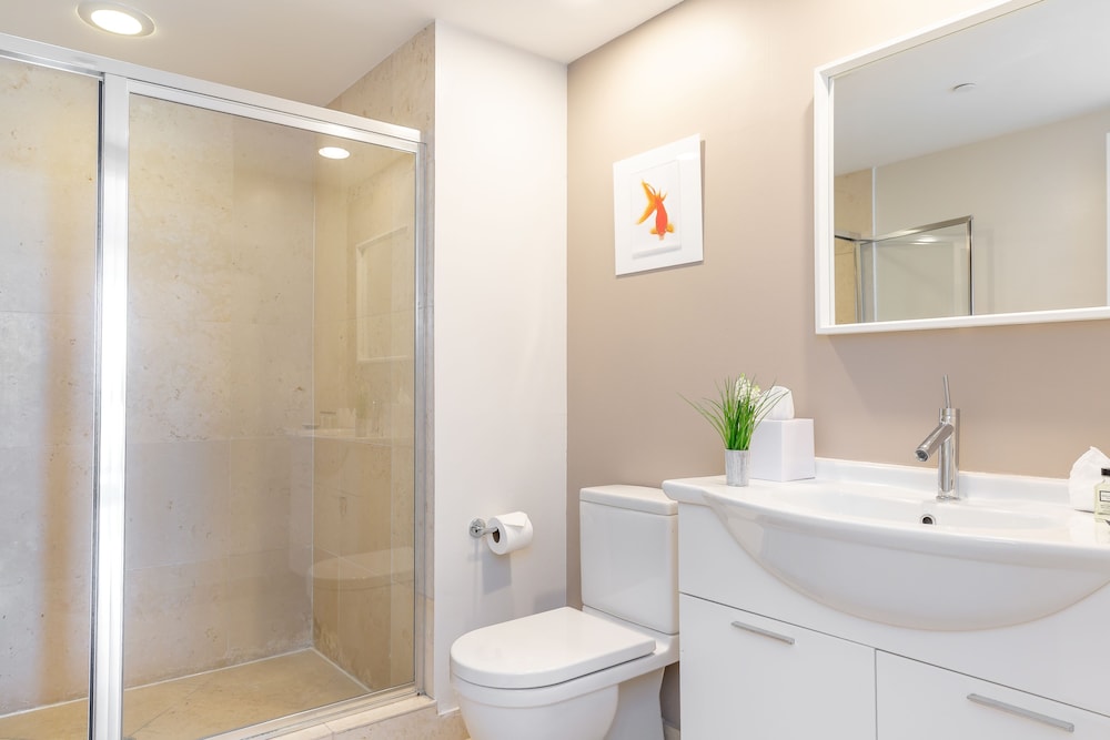 Business Studio Suite, 1 Queen, Balcony, City/River ViewÂ 2905