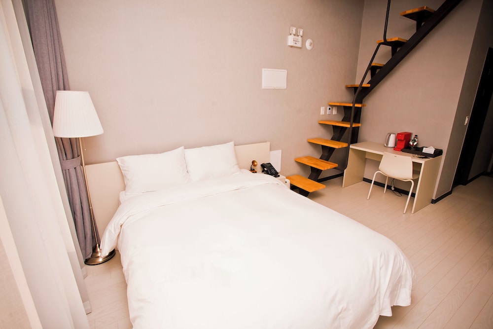 Suite - Photo 1