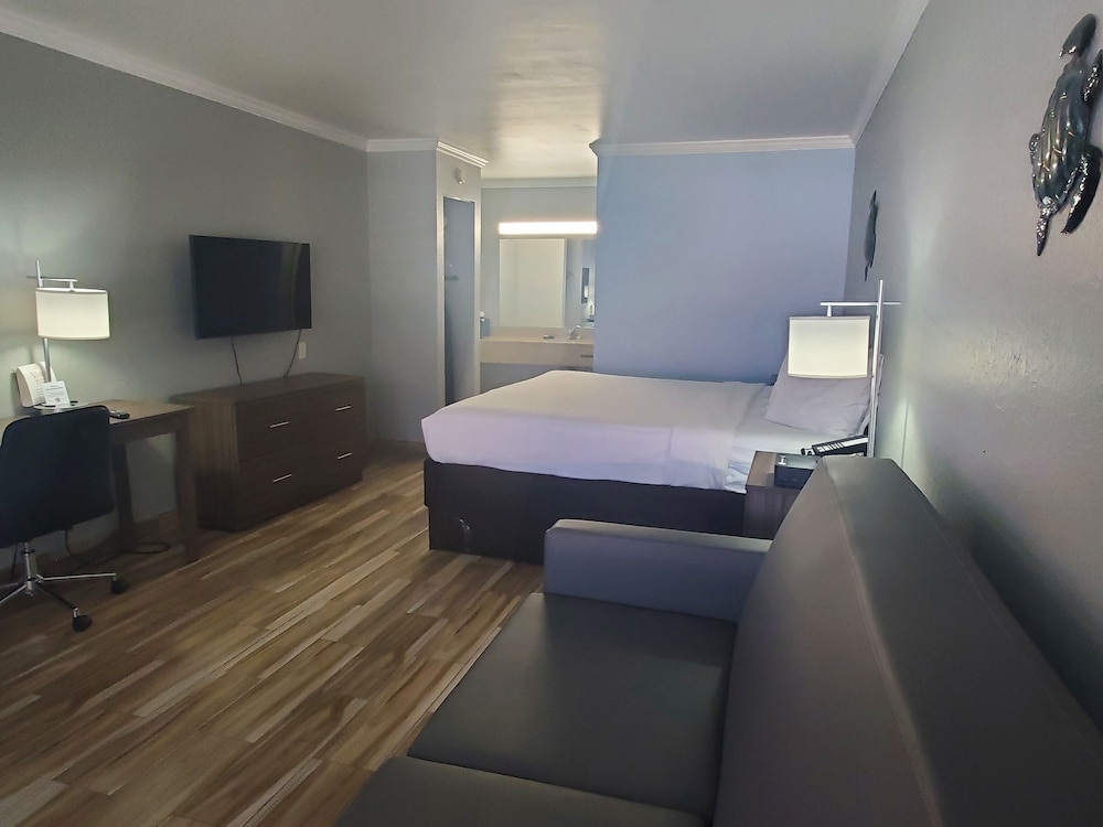 Standard Room, 1 King Bed, Accessible photo 2