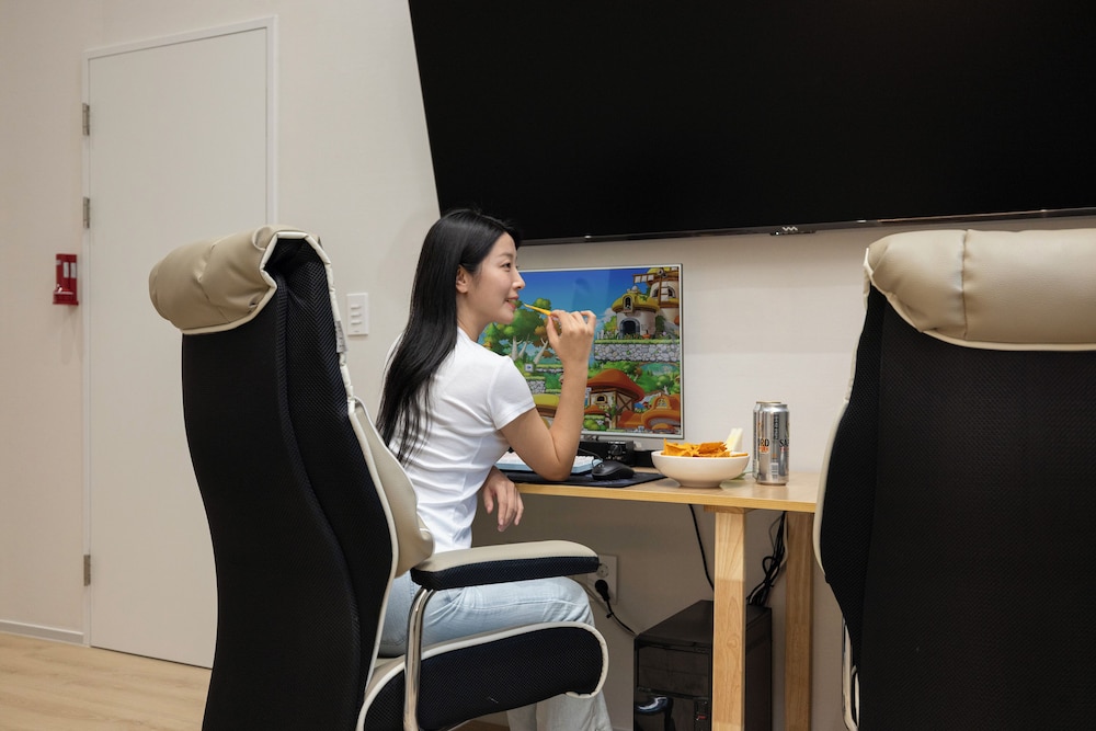 Party Deluxe Game Room
