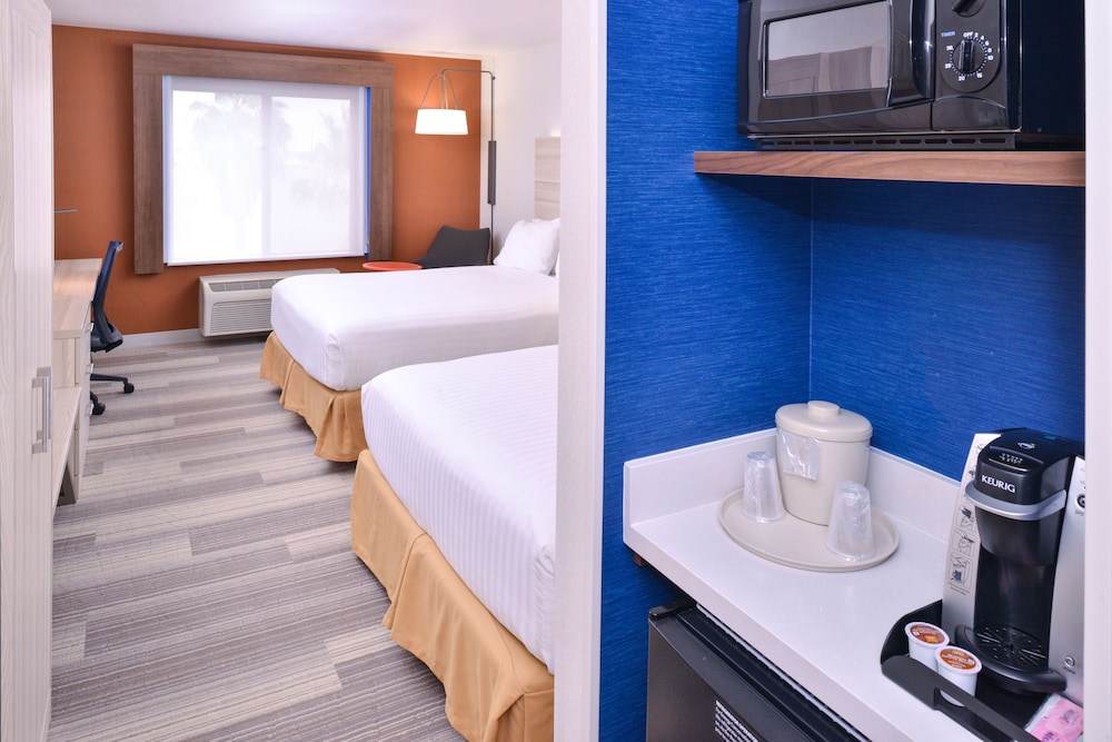 Standard Room, 2 Queen Beds - Photo 1