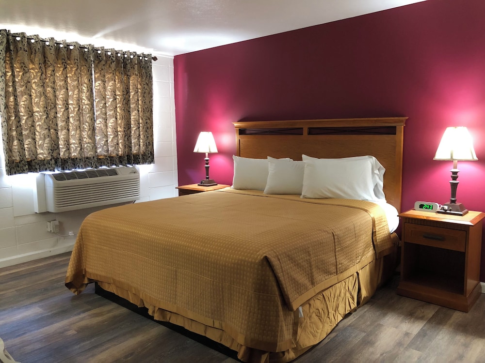 Deluxe Room, 1 King Bed, Non Smoking photo 2
