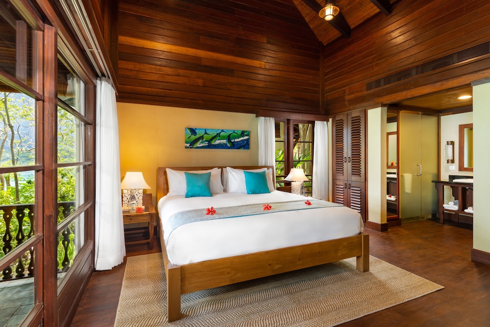 Enchanted Hilltop Lodge Room