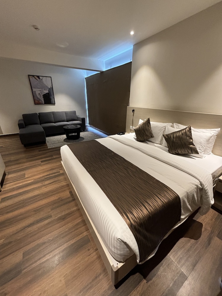 EXECUTIVE AIRPORT VIEW ROOMS with Free Airport Pick up/Drop - Photo 3