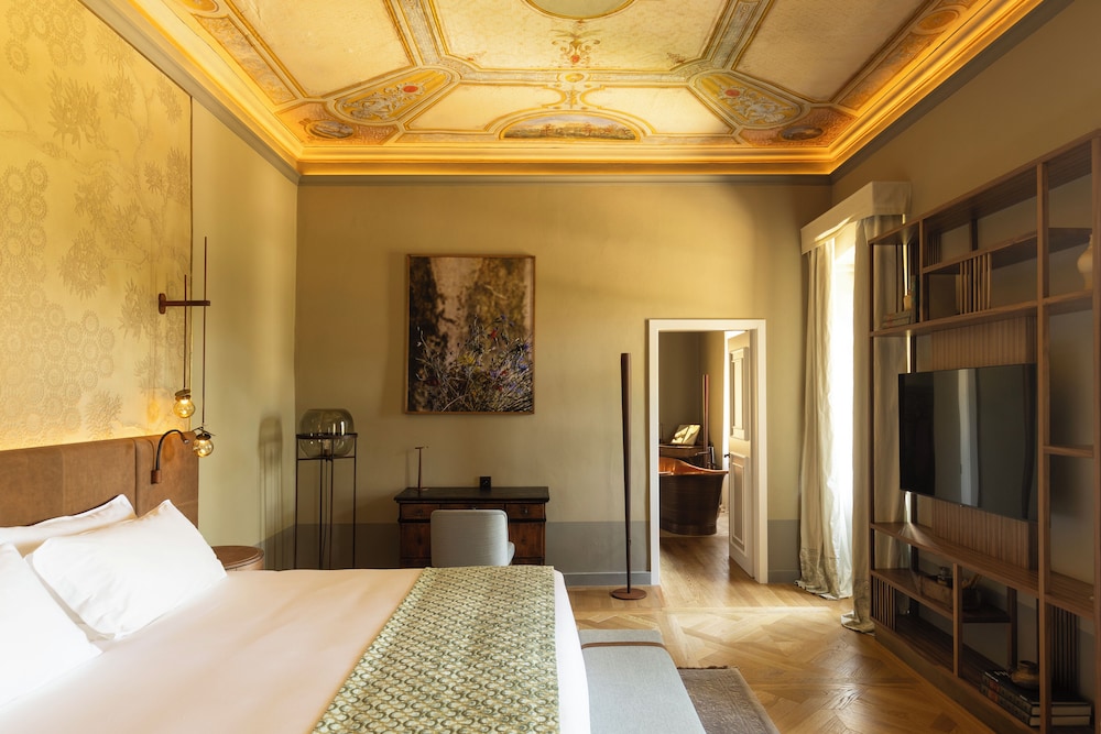 Signature Suite - Photo 1