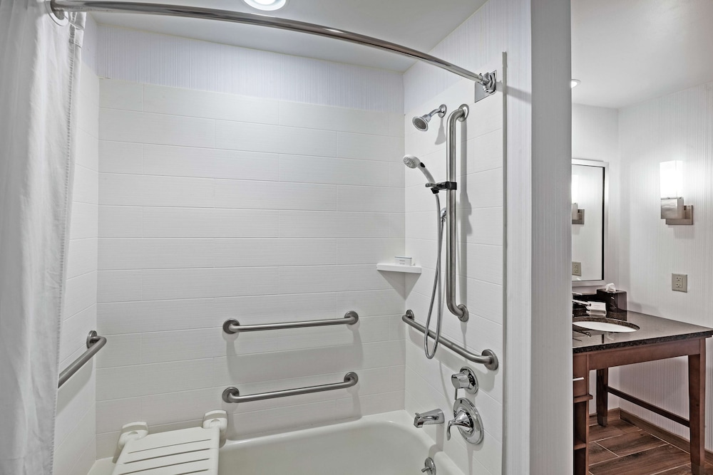 Suite, 1 King Bed, Bathtub - Photo 7