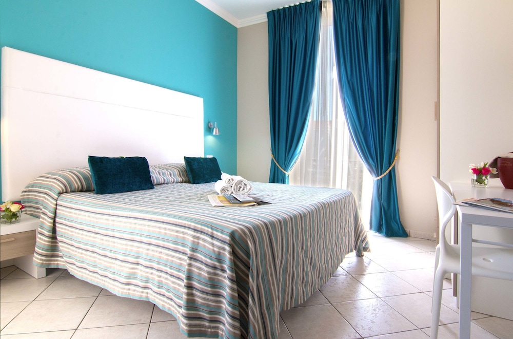 Double or Twin Room, Partial Sea View photo 1