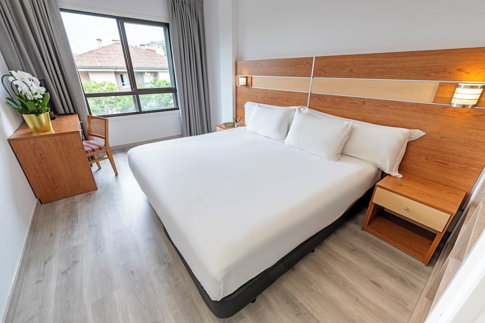 1 King Bed - Photo 4