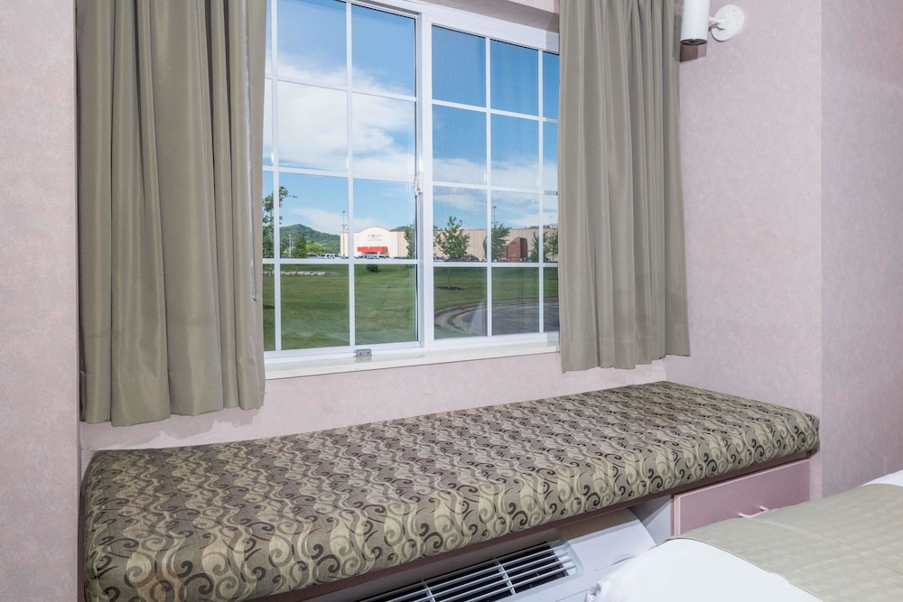 Standard Room, 2 Queen Beds - Photo 6