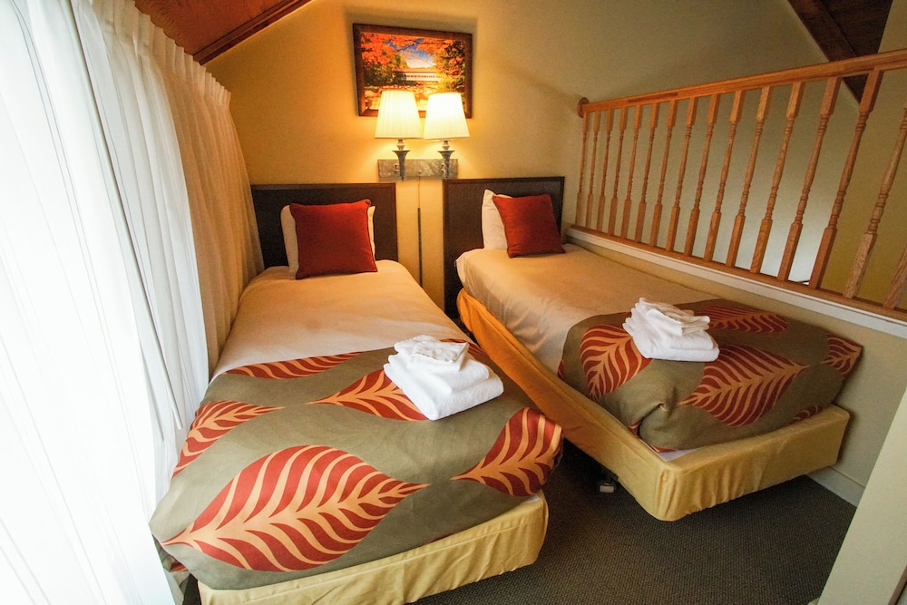 Suite, 1 Queen Bed with Sofa bed photo 1