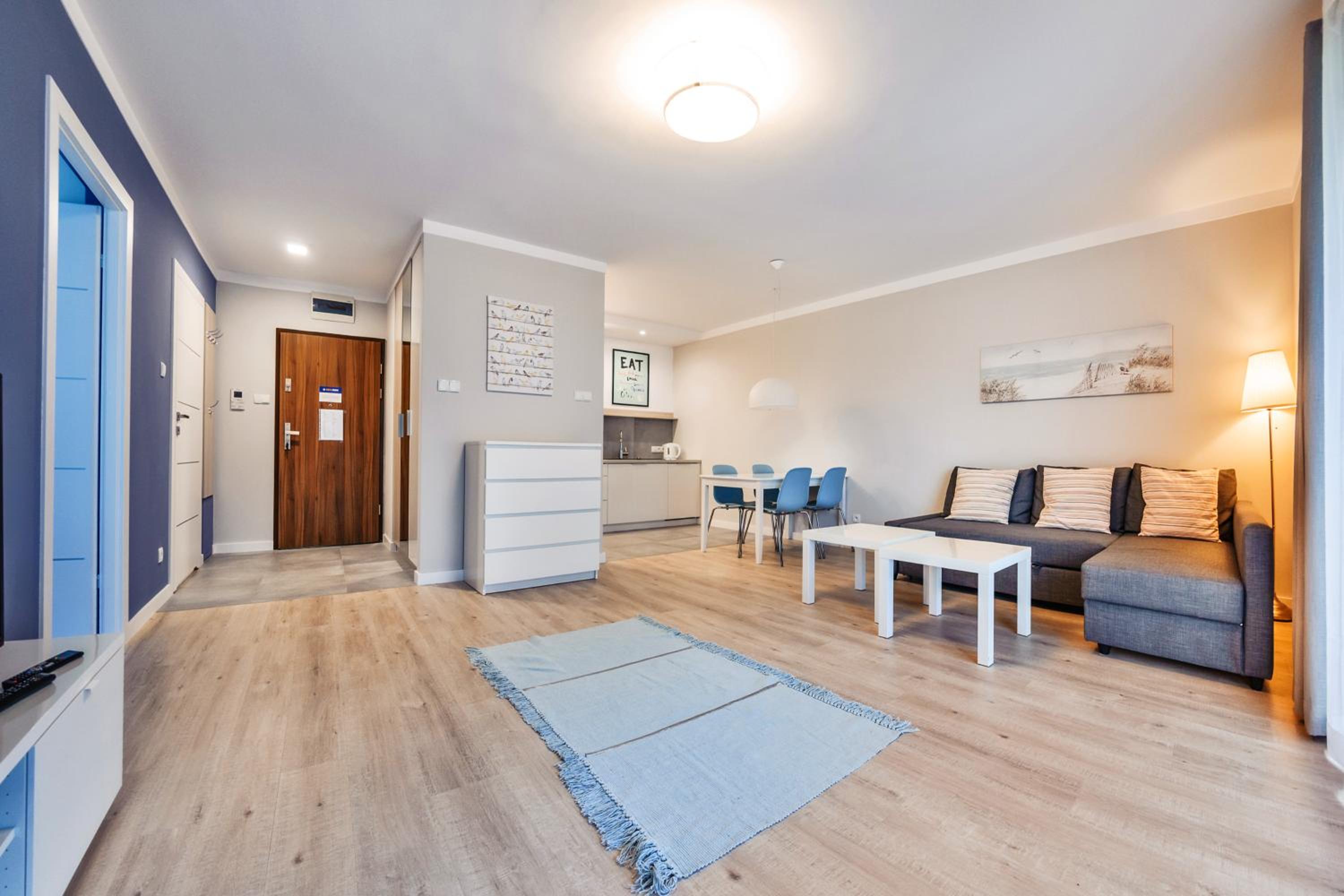 One-Bedroom Apartment with parking photo 1