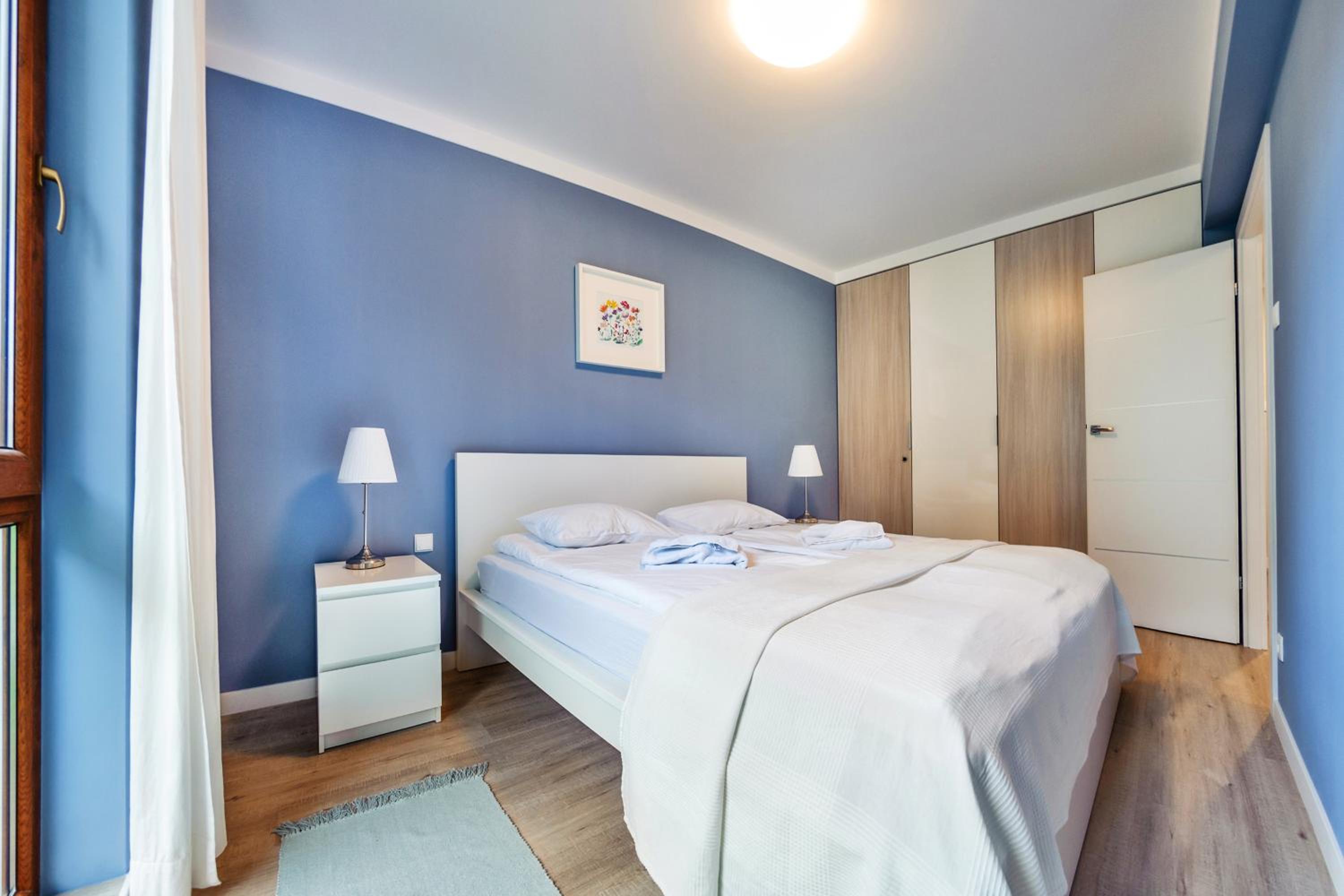 One-Bedroom Apartment with parking photo 3