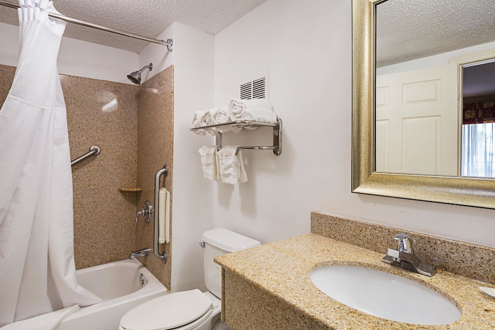 Suite, Multiple Beds, Non Smoking (Large) photo 1