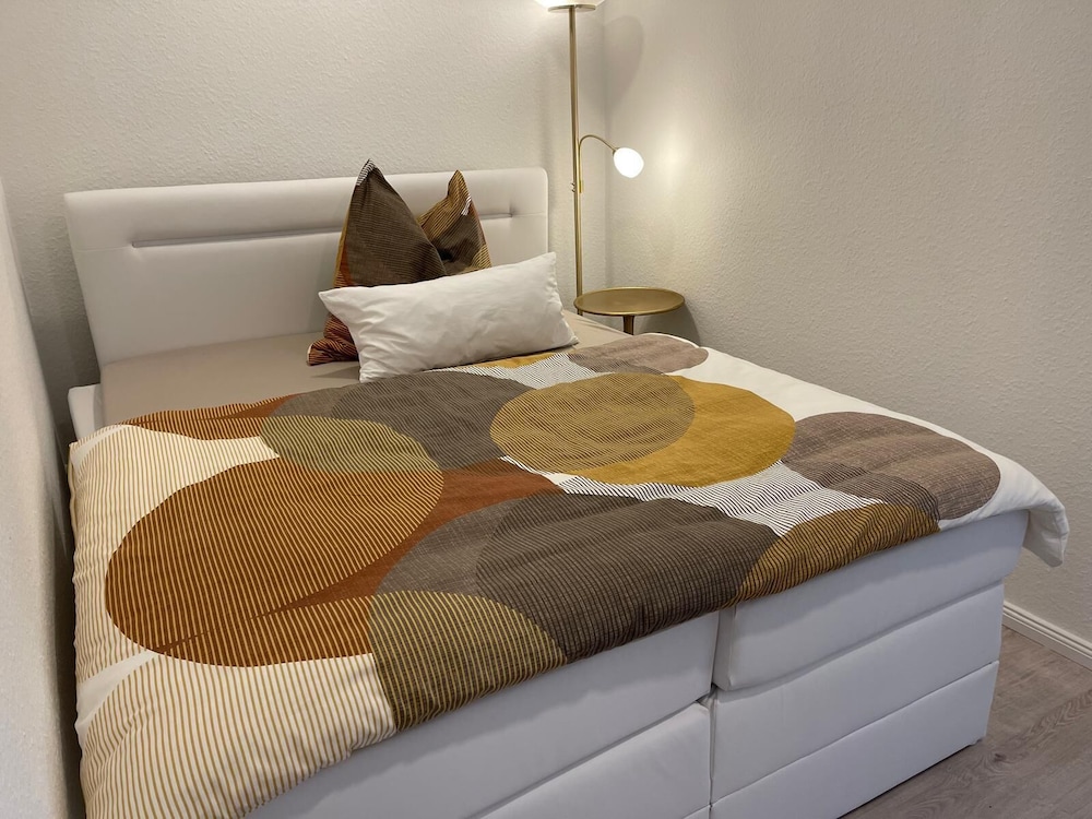 Deluxe Studio Suite, 1 Queen Bed with Sofa bed, Roll-in Shower, Ground Floor photo 3