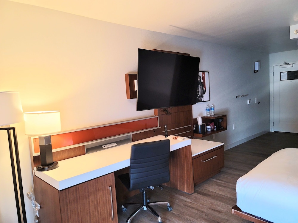 Executive Room, 1 King Bed - Photo 2