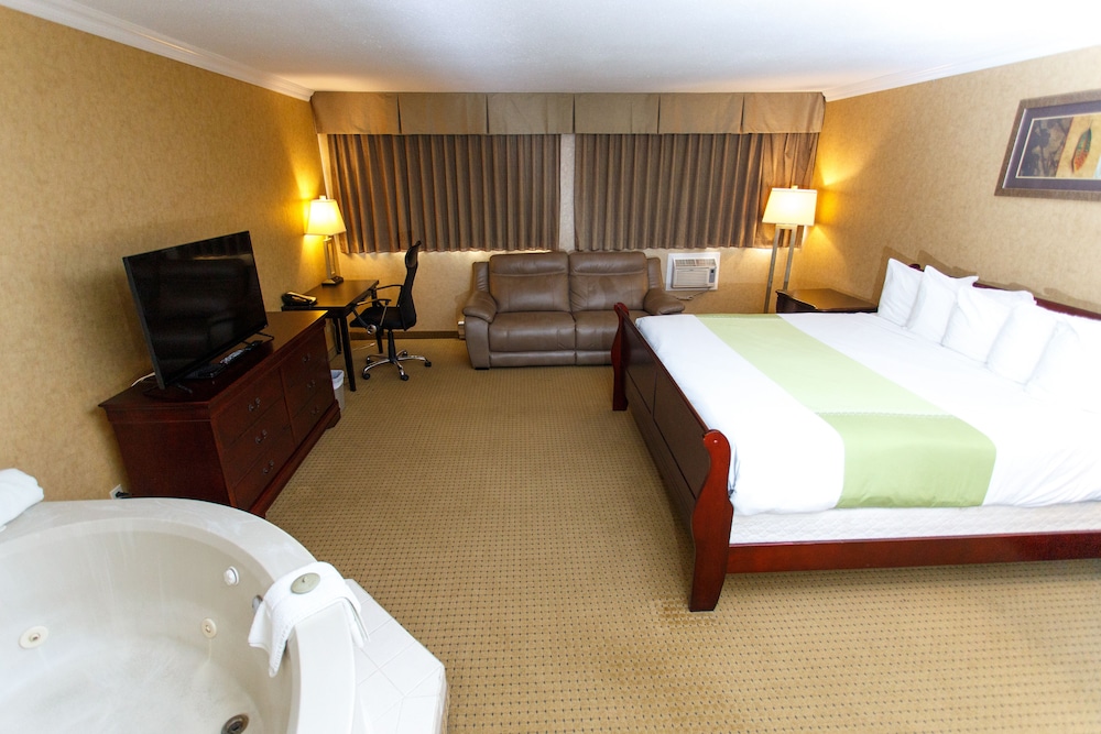 Classic Suite, 1 King Bed, Jetted Tub photo 2