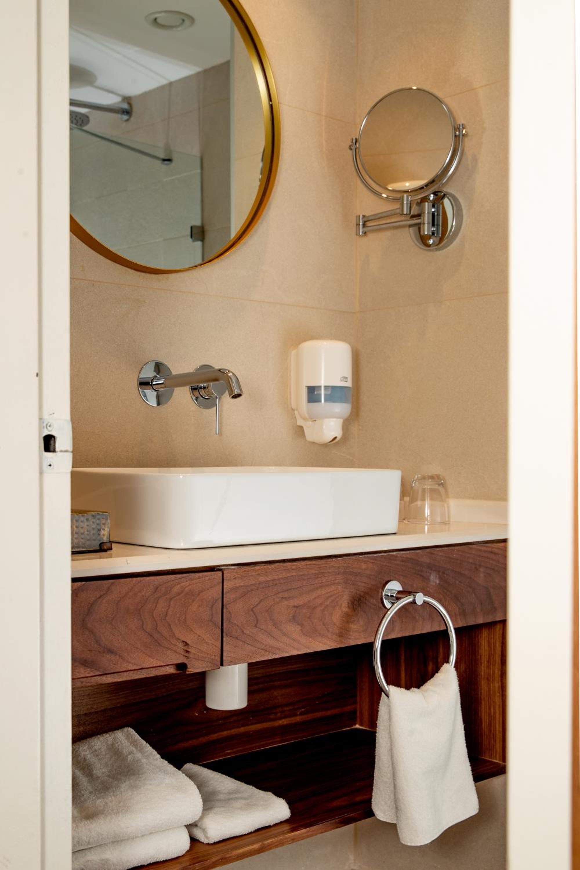 Standard Twin Room - Photo 8