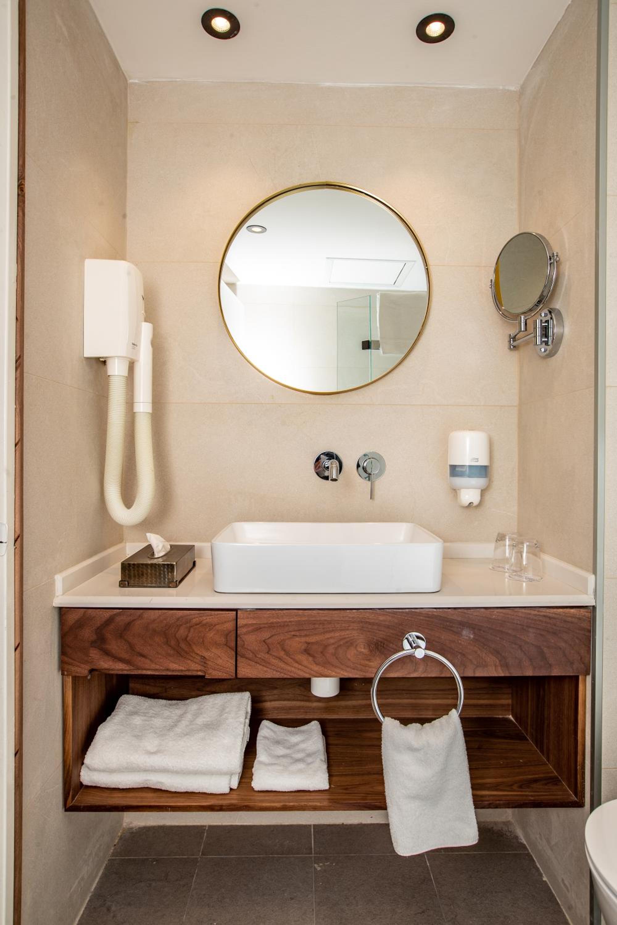 Standard Twin Room - Photo 4