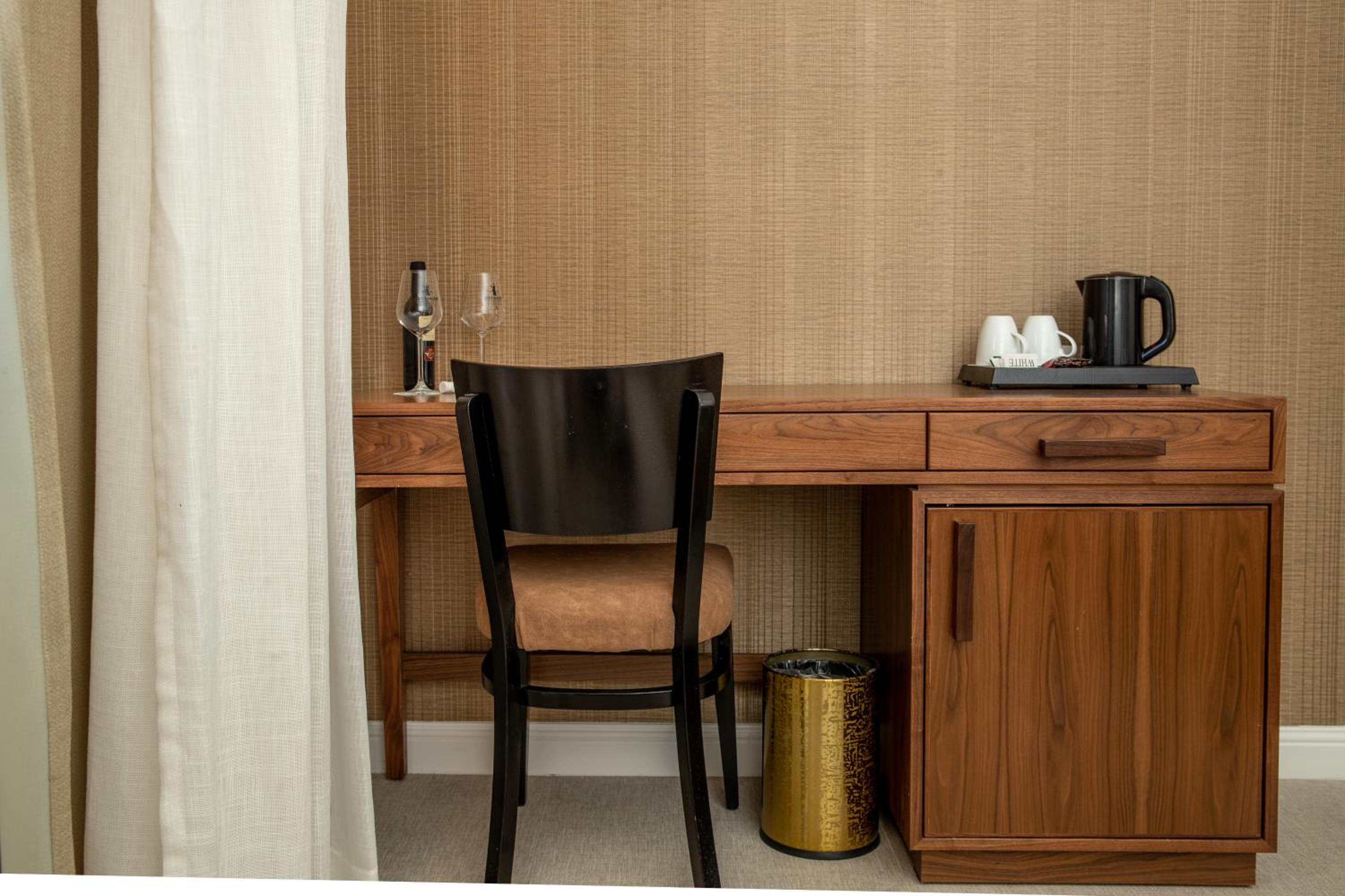 Standard Twin Room - Photo 6