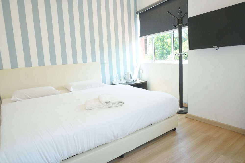 Deluxe Room, 1 King Bed, City View photo 1
