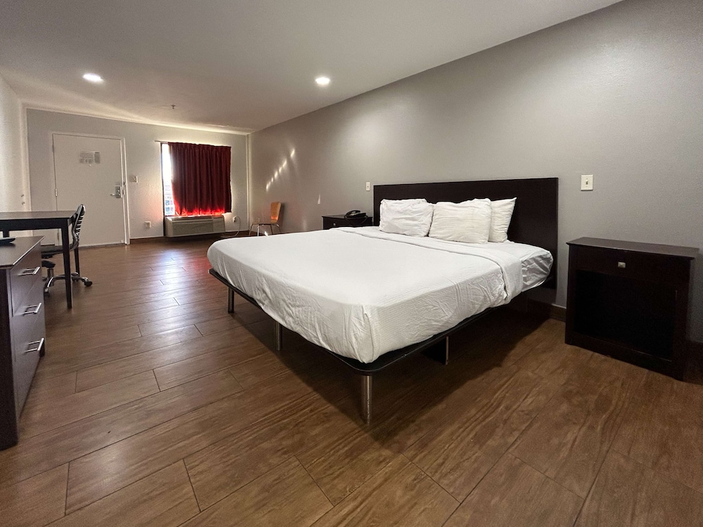 Deluxe Room, 1 King Bed, Accessible, Non Smoking - Photo 4