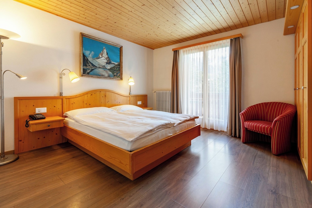 Double room with grandlit and balcony with Matterhorn view