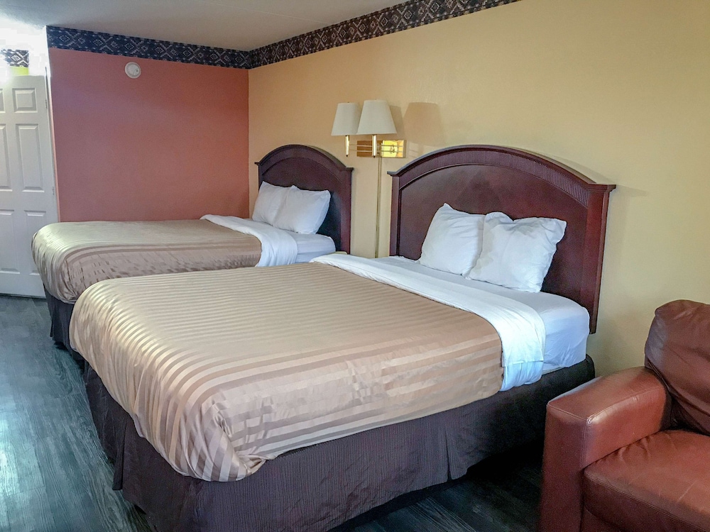 Standard Room, 2 Queen Beds, Non Smoking, Refrigerator & Microwave photo 1