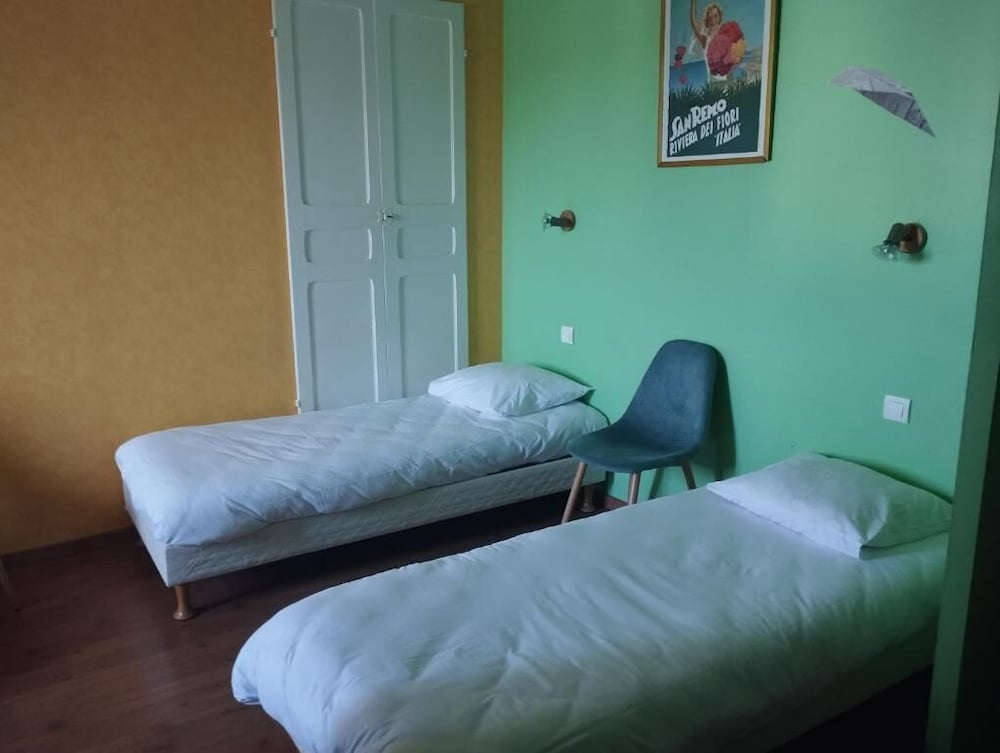 Standard Twin Room - Photo 2