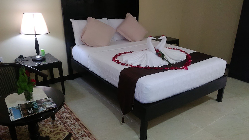 Superior Suite, 1 Bedroom, Refrigerator, Pool View