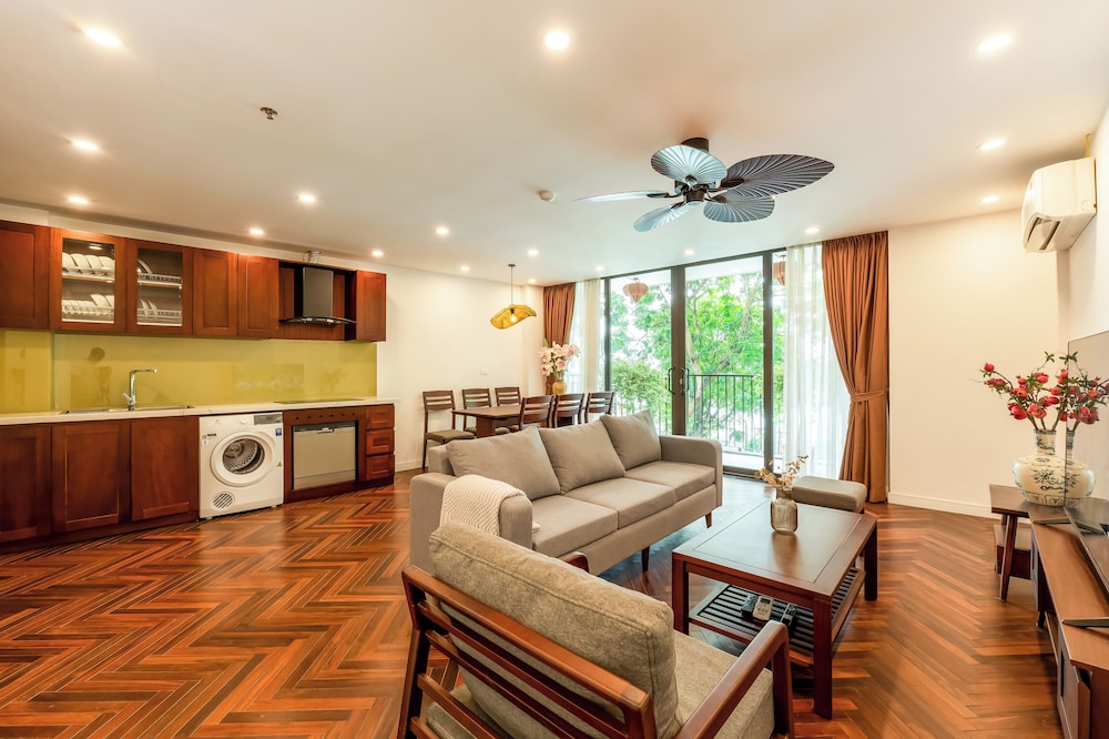 Luxury Apartment, 3 Bedrooms, Balcony, Lake View