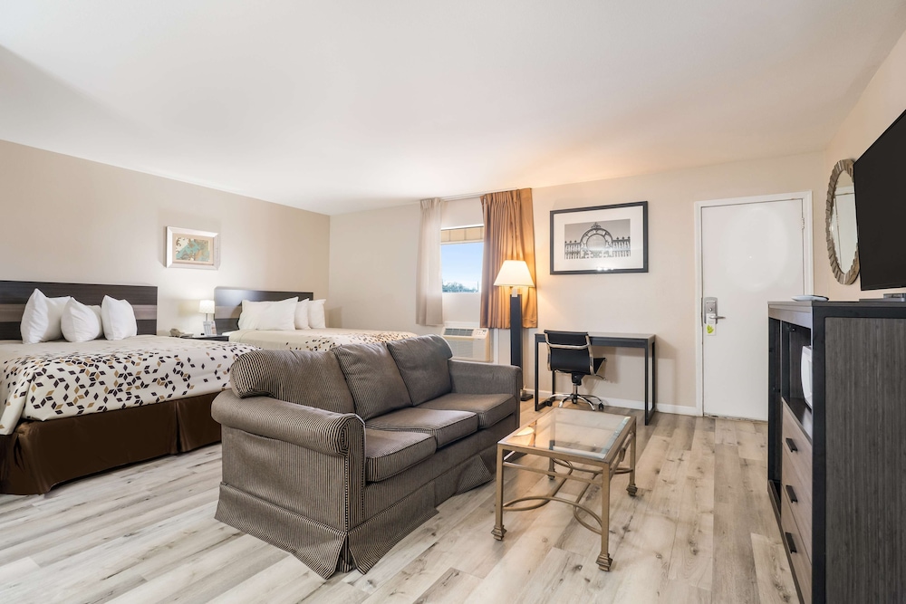 Suite, Non Smoking (2 King Beds) photo 1