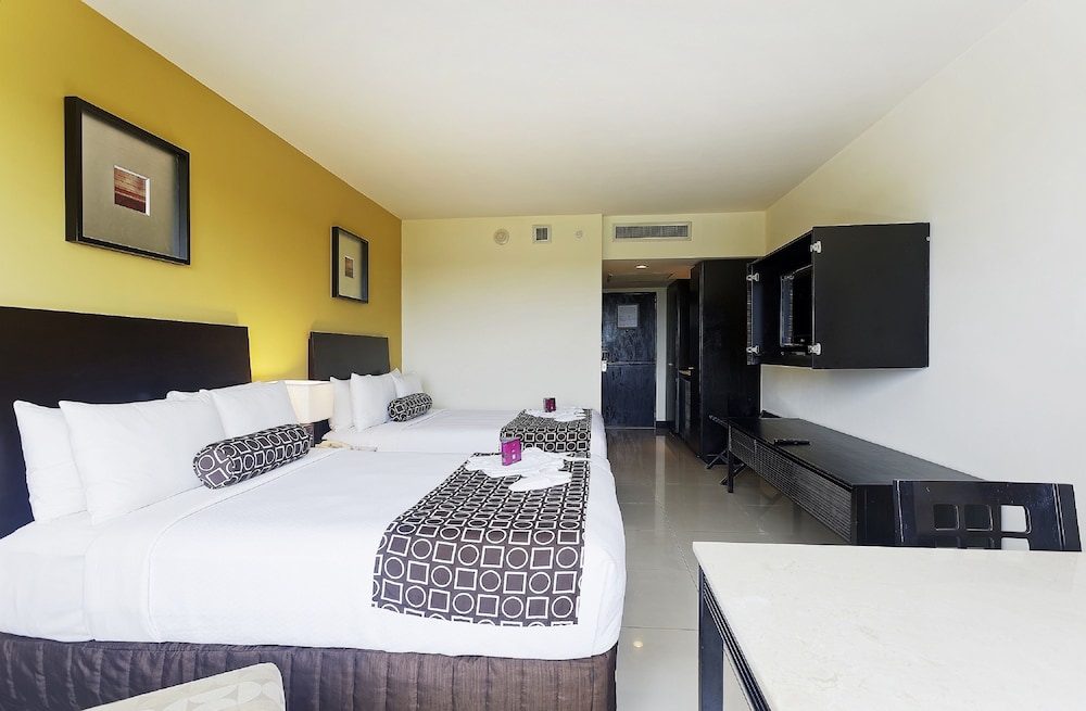 Standard Room, 2 Queen Beds, Accessible, Club Lounge Access - Photo 2