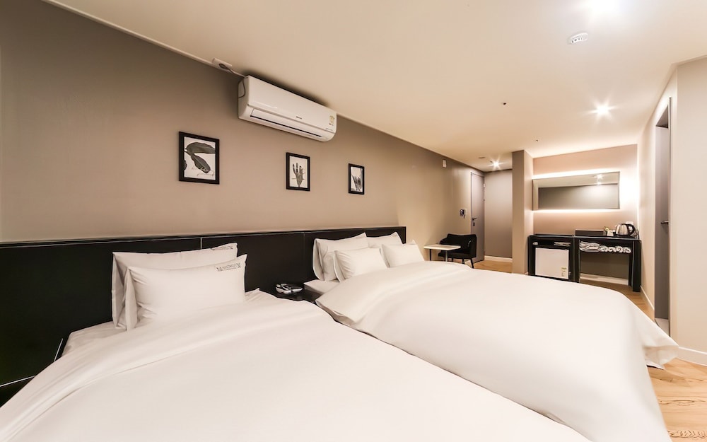 Standard Twin Room - Photo 1