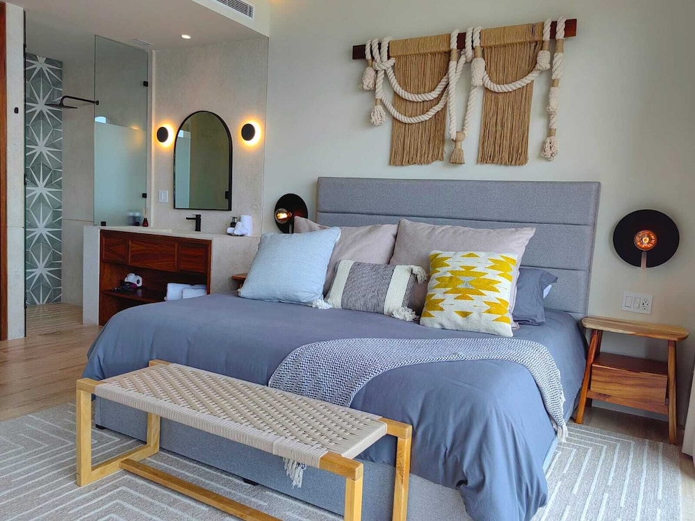 Deluxe Penthouse, 2 Bedrooms, Partial Ocean View
