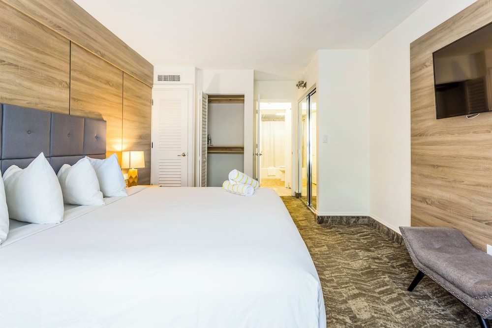 Standard Condo, 1 King Bed photo 3