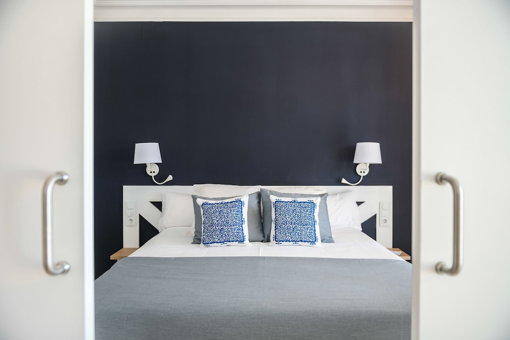 Junior Suite, 1 Queen Bed with Sofa bed, Balcony, Sea Facing photo 3