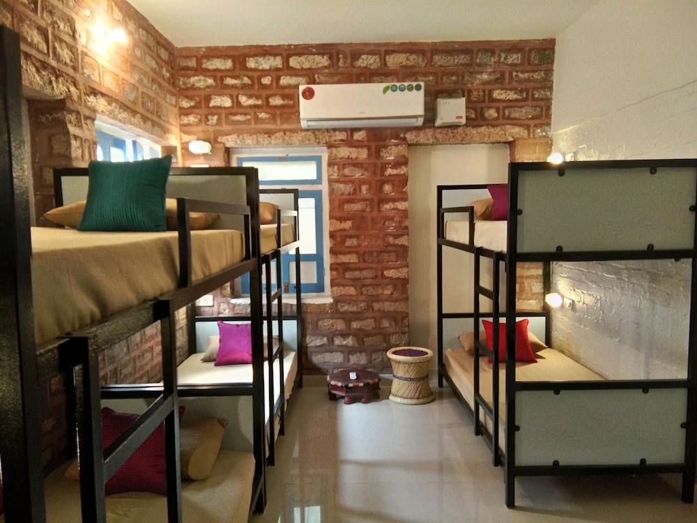 10 Bed Mixed Dorm AC photo 1