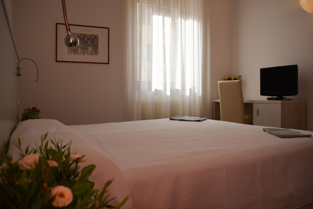 Classic Double or Twin Room - Photo 3